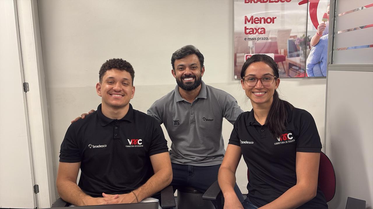 Equipe da VMC Corretora de Seguros reunida no escritório