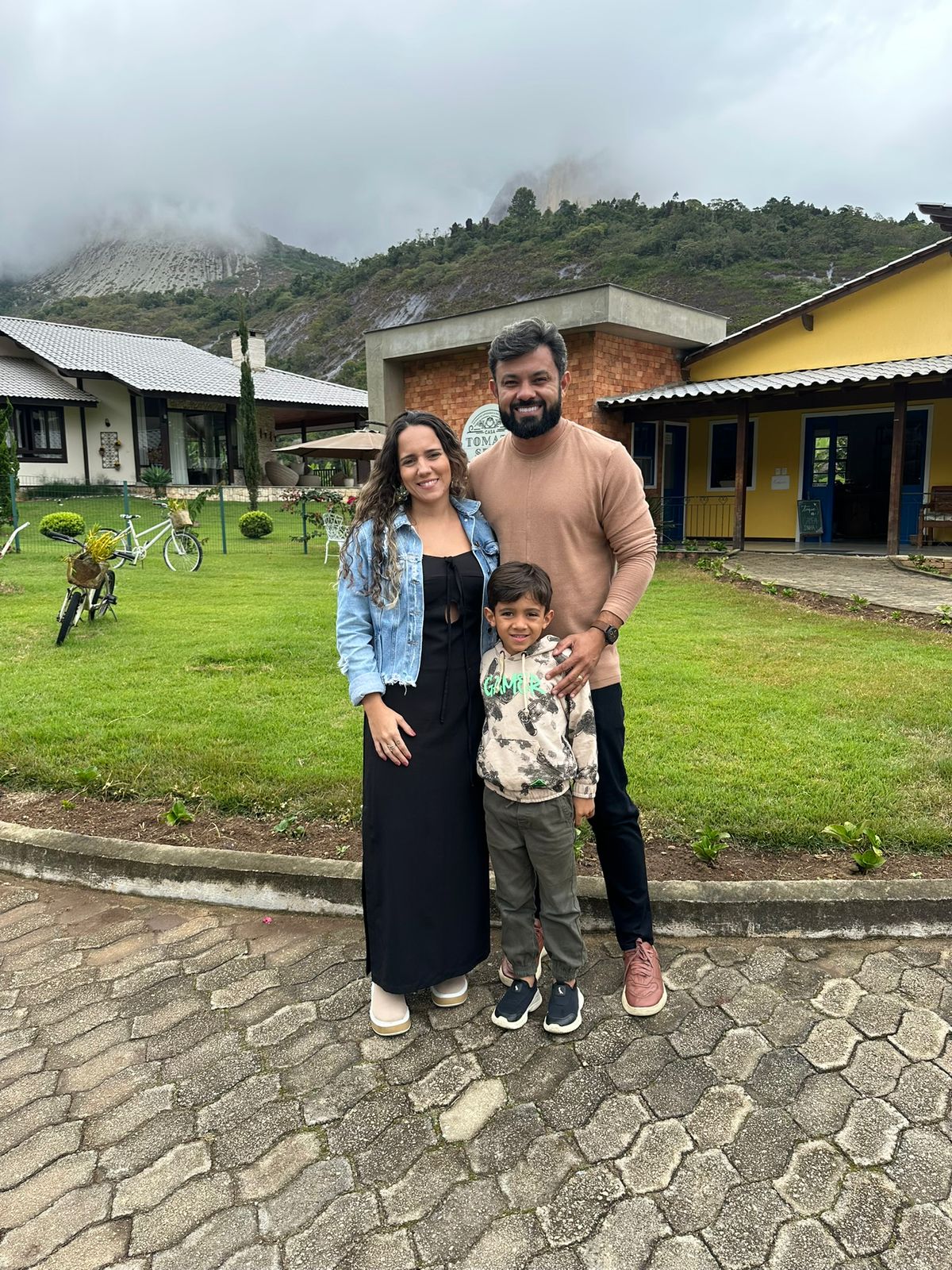 Vitor Júnior Barros de Sousa ao lado da família